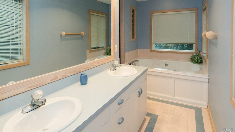 Duck, North Carolina 27949, 5 Bedrooms Bedrooms, ,3 BathroomsBathrooms,Single family - detached,For sale,Ocean Front Drive,105172